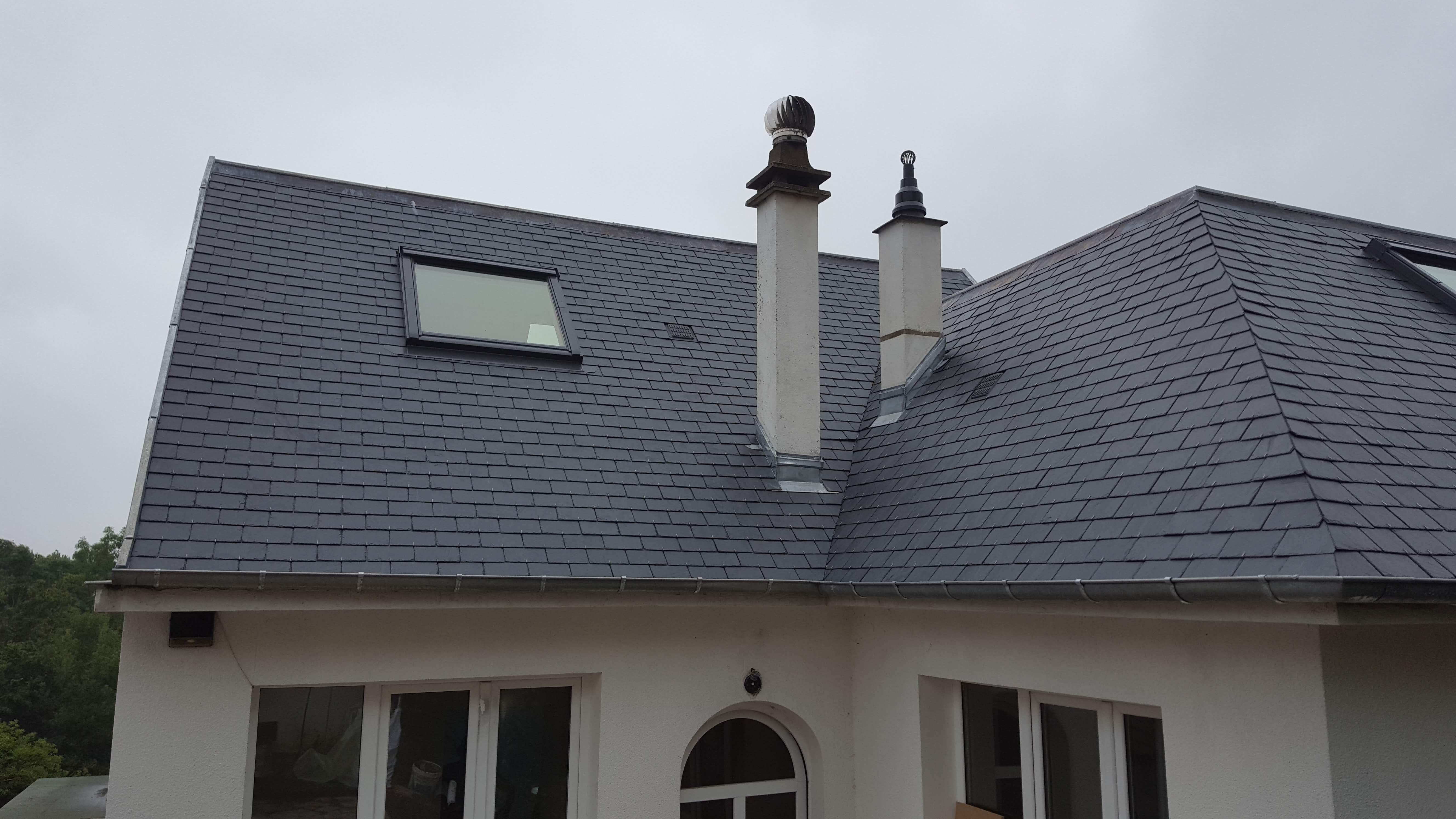 Toiture en ardoise noire avec fenetre de toit VELUX installee en Ile-de-France